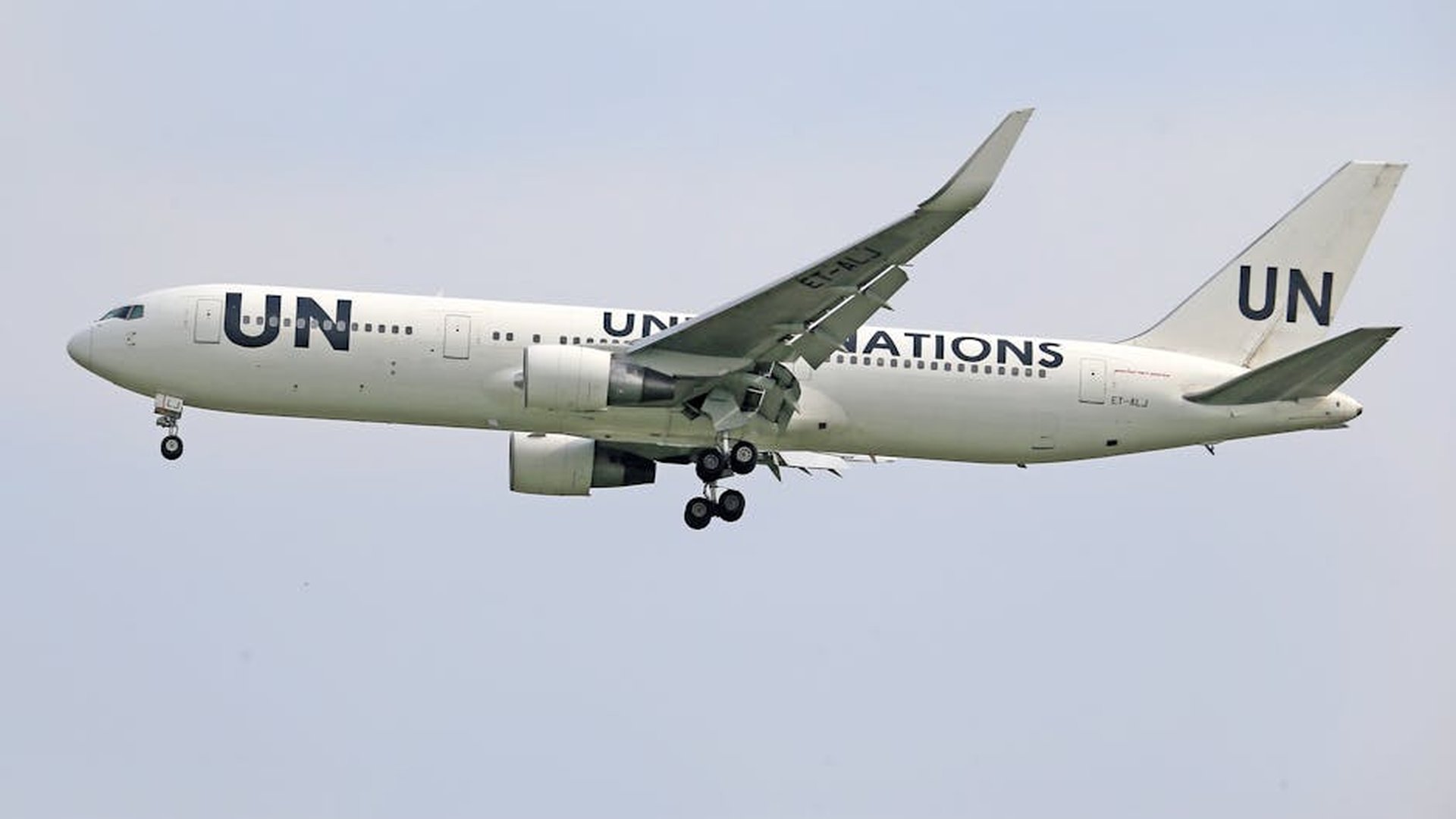 homme ou femme portant un vêtement de sport trop serré, regardant dans un miroir avec un air inquiet, tissu tendu sur le corps, style vestimentaire excessif