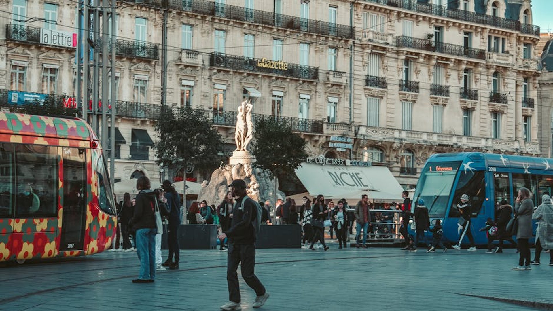 maillot de course en polyester posé sur une surface, avec des gouttes de sueur, environnement de course à pied en plein air, texture du tissu visible
