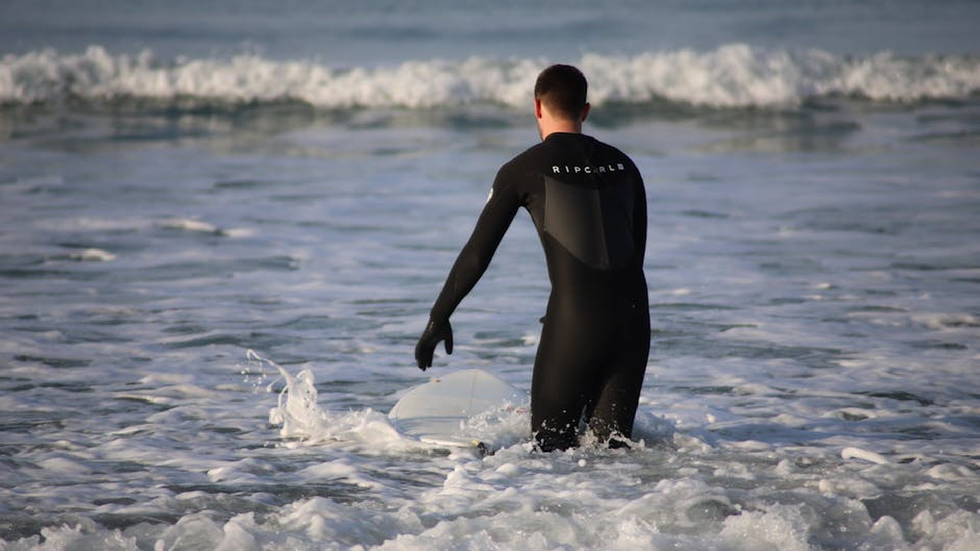 sous-vêtement de sport technique posé sur une serviette, avec des fibres de tissu respirant, lumière douce, focus sur la couche de base