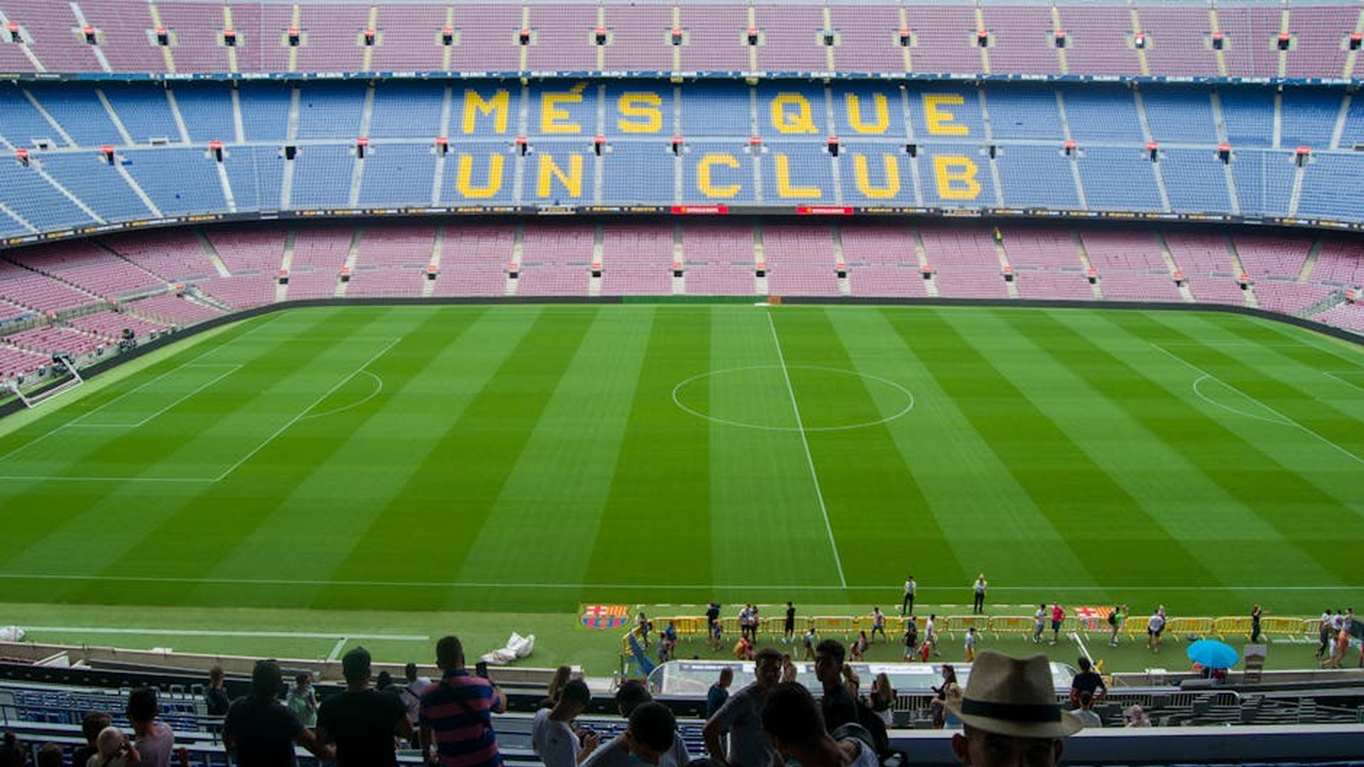 personne portant un vêtement de sport mouillé après une séance, regardant vers le sol, ambiance humide, vêtement collé au corps, sentiment de malaise