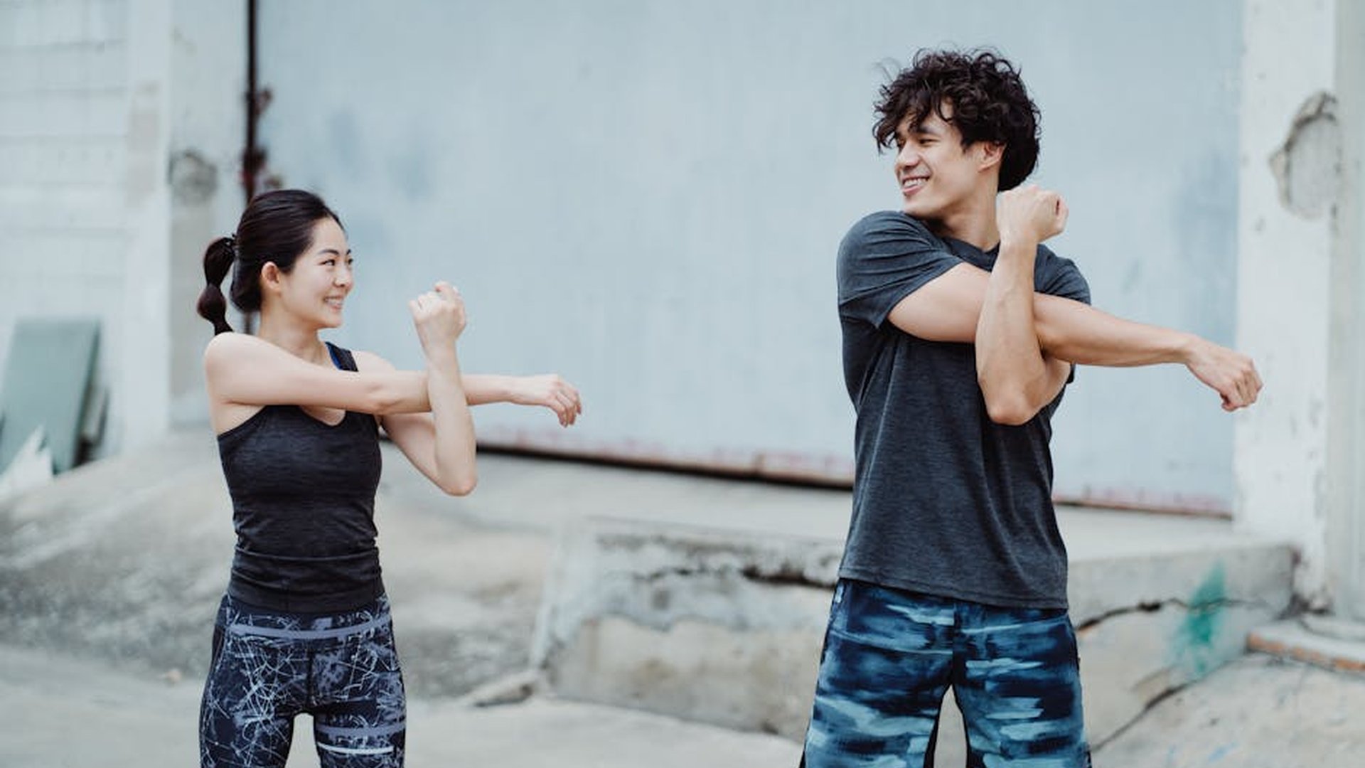 étirements post-entraînement sportifs homme femme